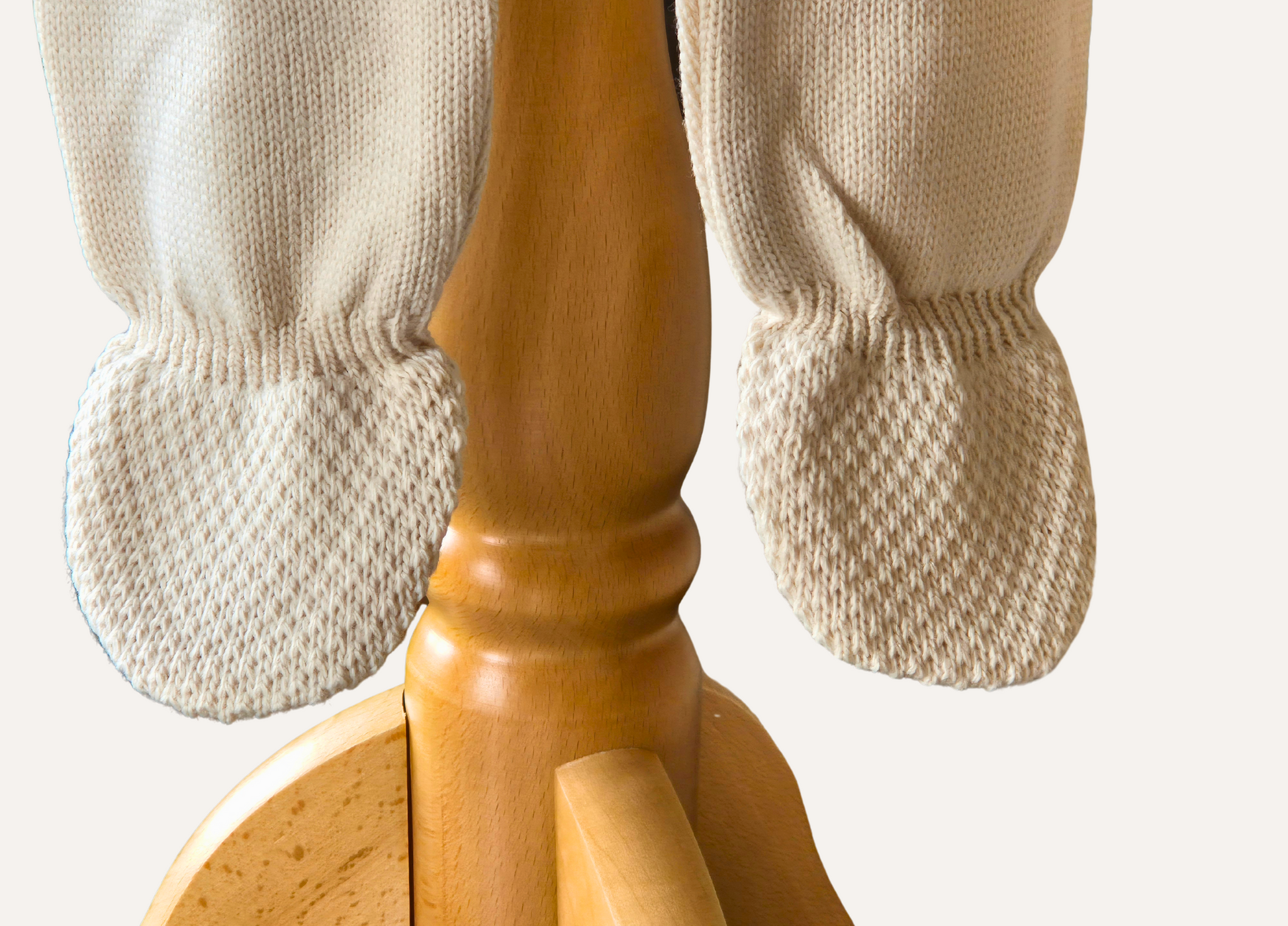 Detail of knitted feet on the 2 piece beige baby set from Dandelion featuring a hegehog