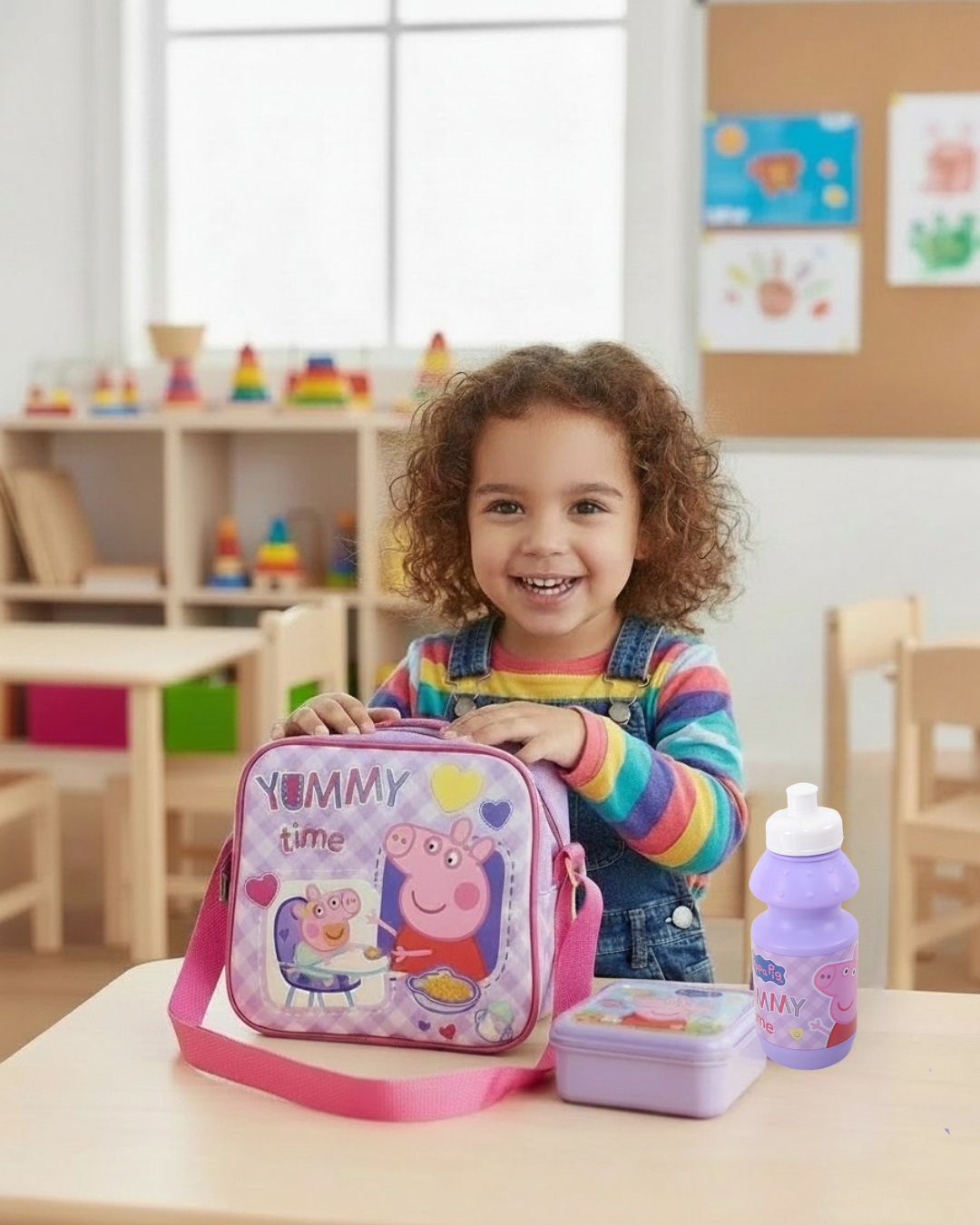 Child with Peppa Pig lunch bag set at school