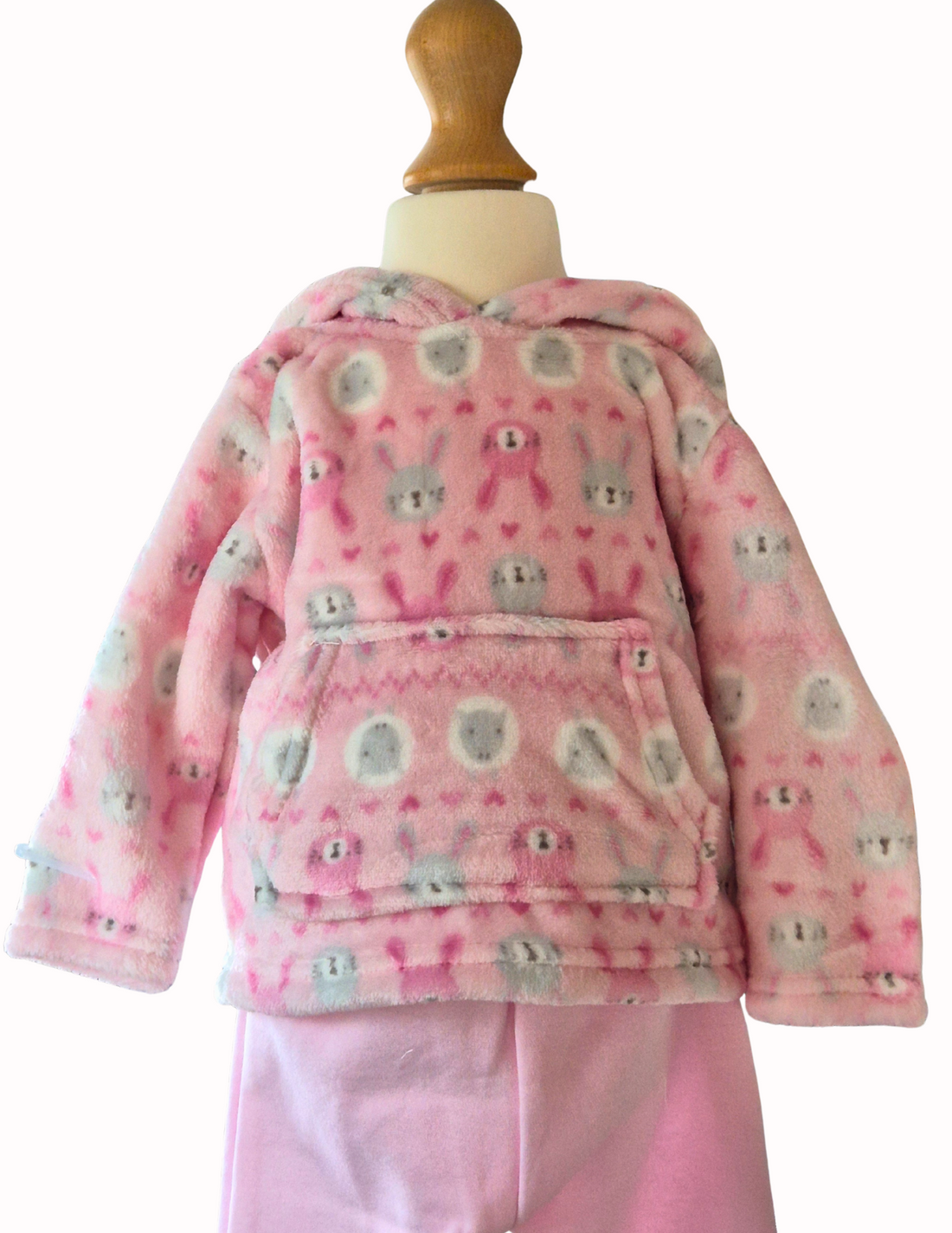 Pink children's outfit with patterned top and solid pants on a mannequin against a white background