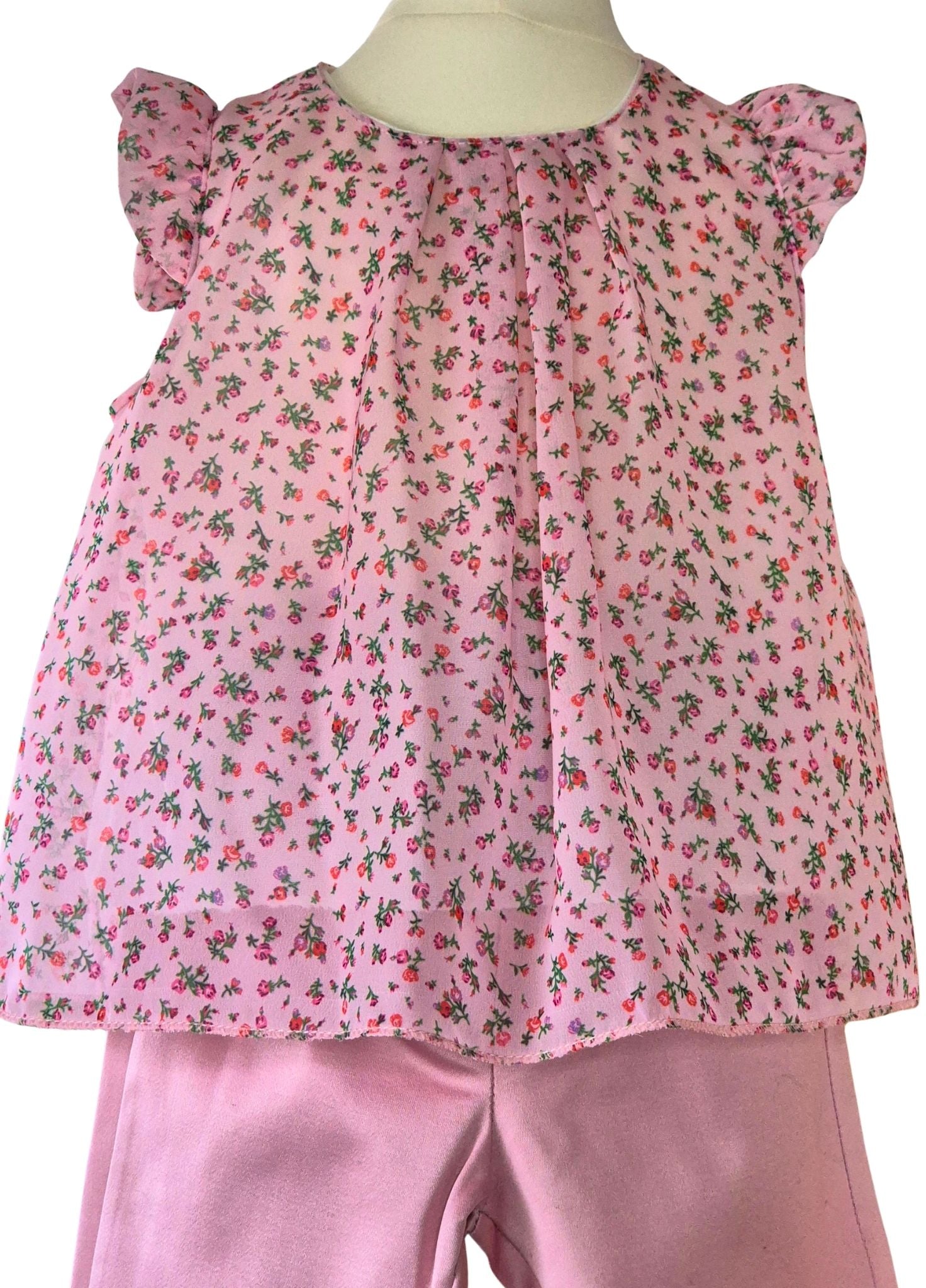 Girls holiday outfit with pink shorts and floral blouse